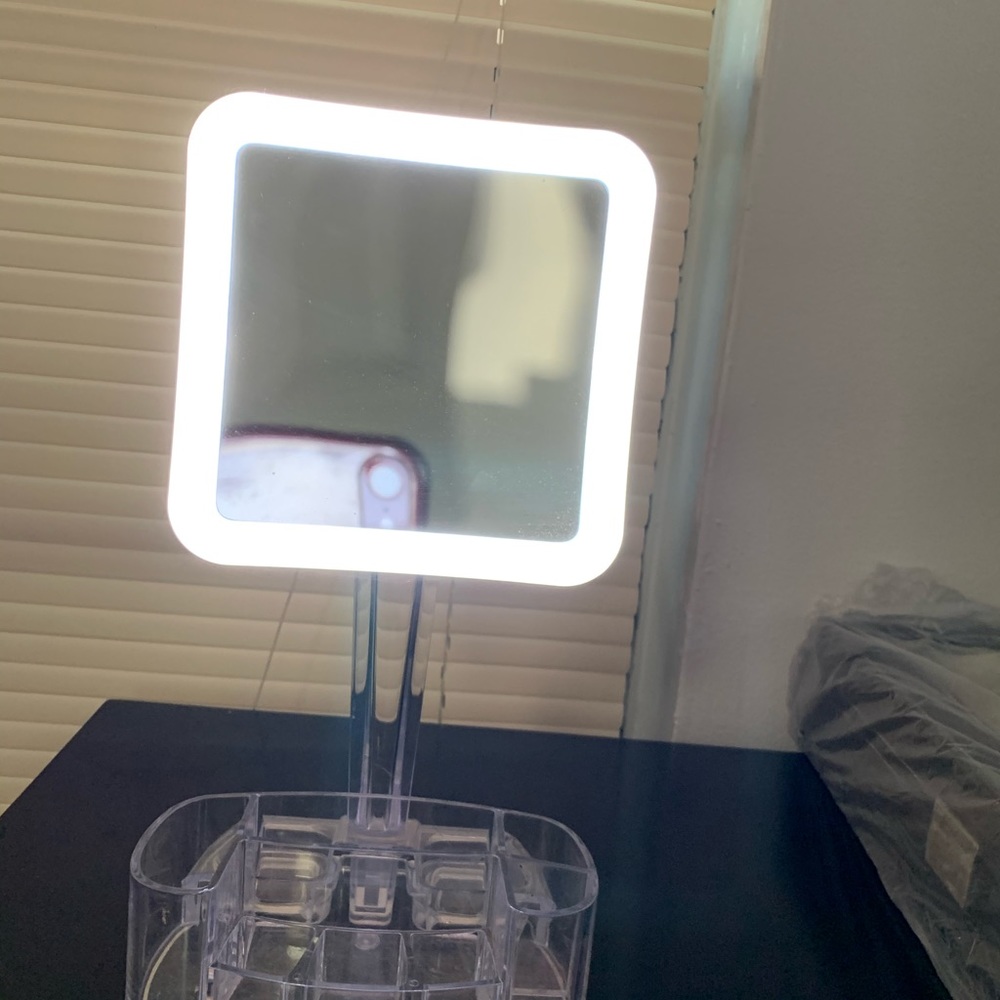 Lighted makeup mirror